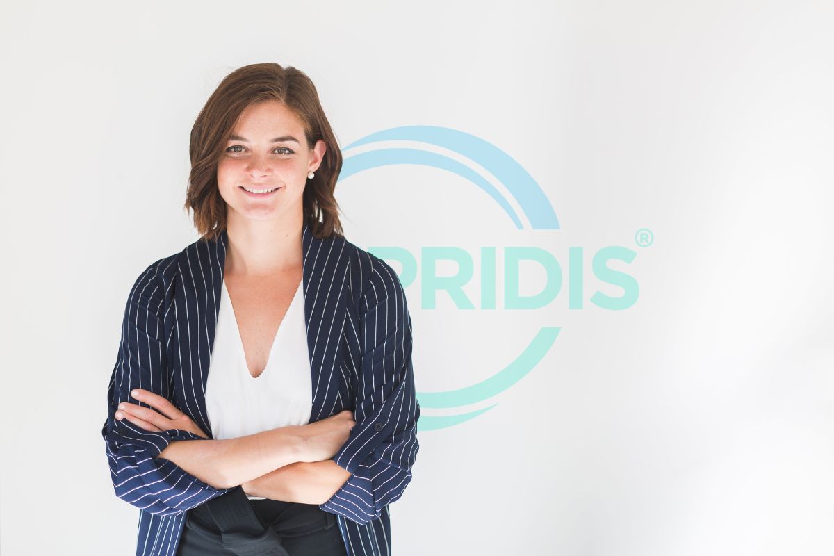 Lachende vrouw als medewerkster staat voor het Compridis logo