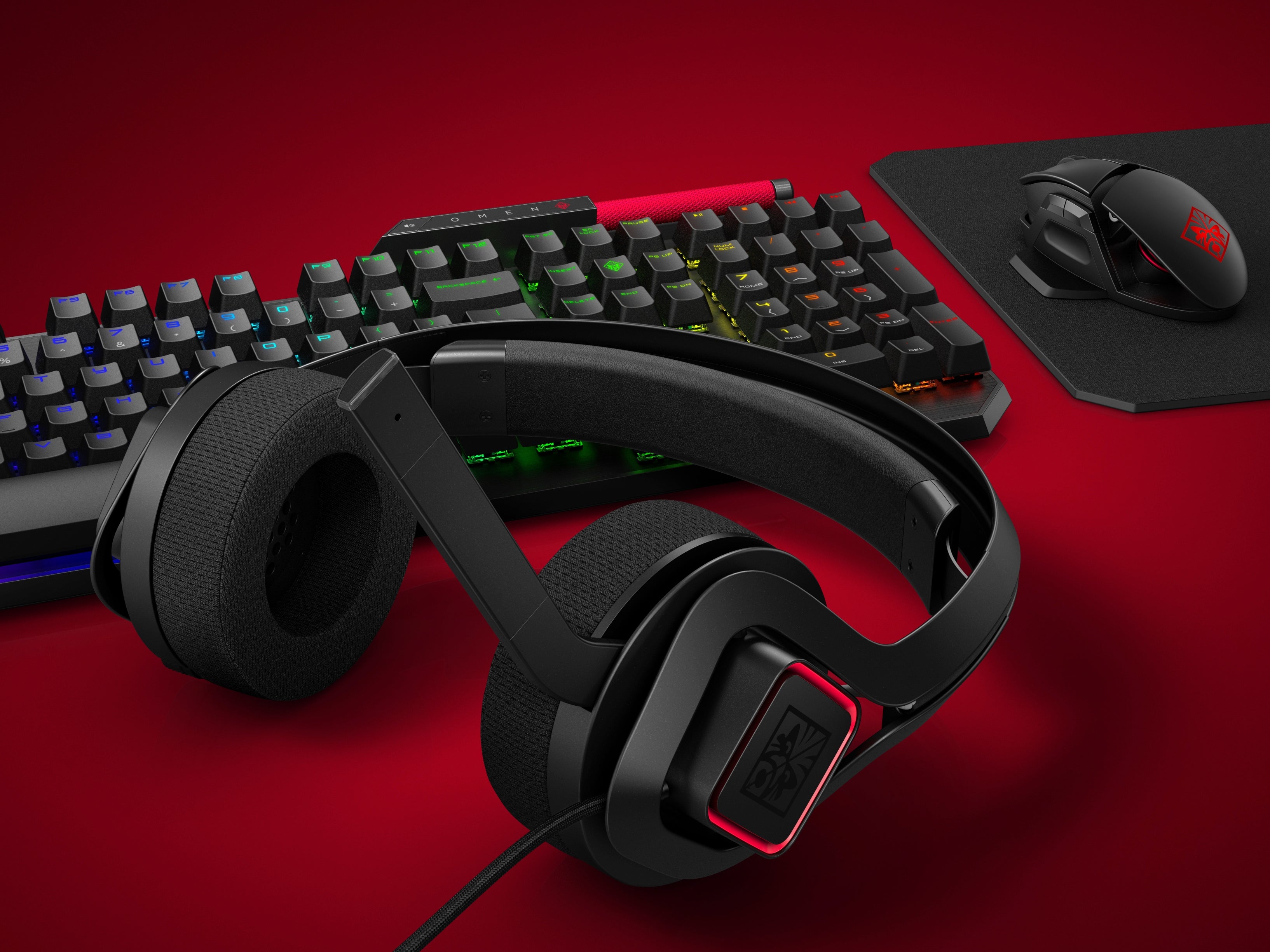 Verlicht toetsenbord met rode accenten en een koptelefoon met rode accenten