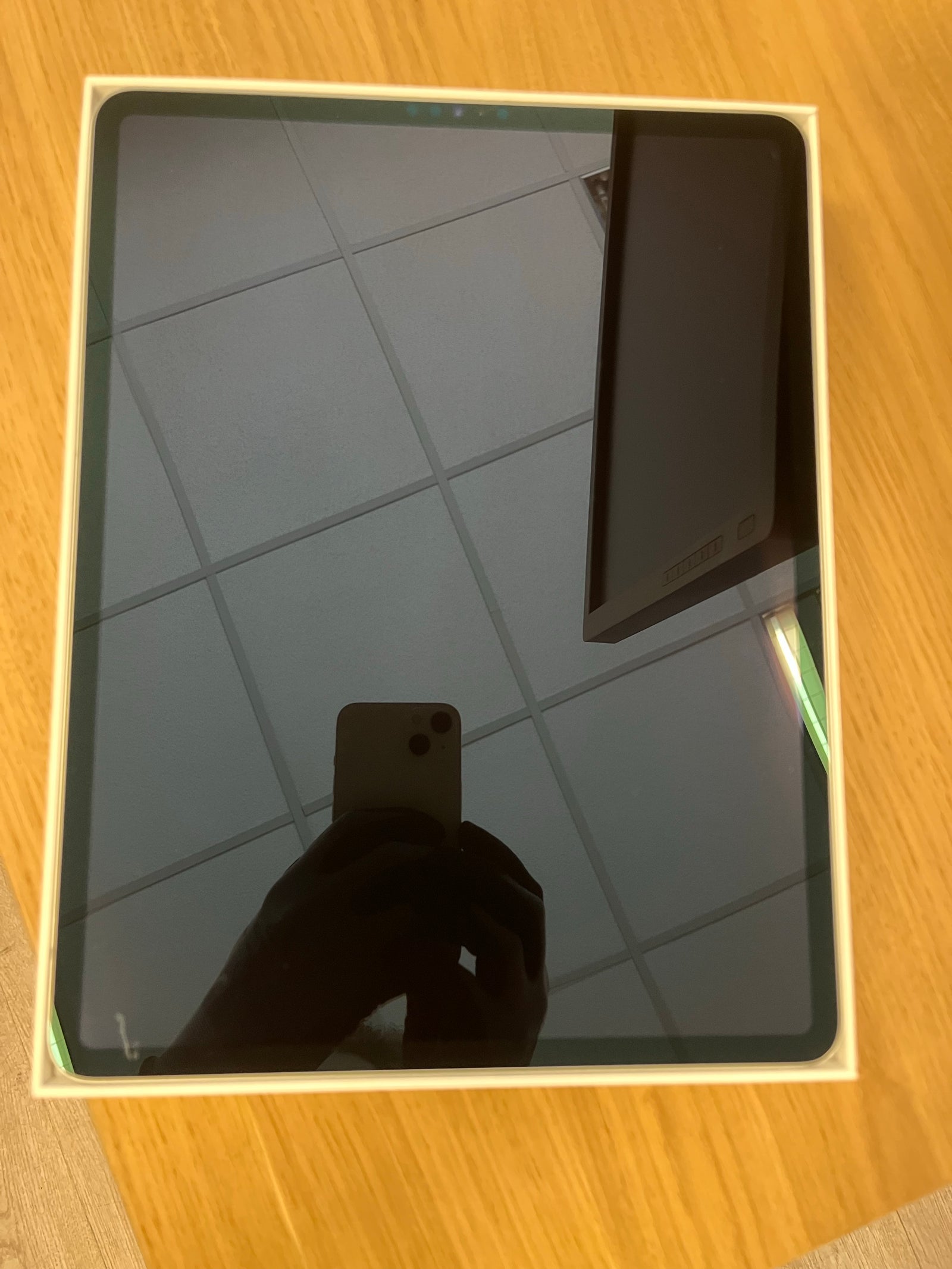 Apple iPad Pro 6th Gen 12.9in Wi-Fi 128GB - Silver MNXQ3FD/A
